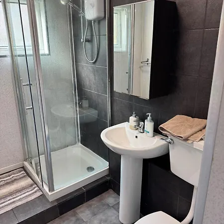 Newly Decorated Lovely Three Bedroom Flat *
