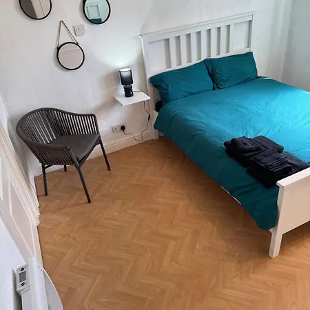 Newly Decorated Lovely Three Bedroom Flat Birmingham