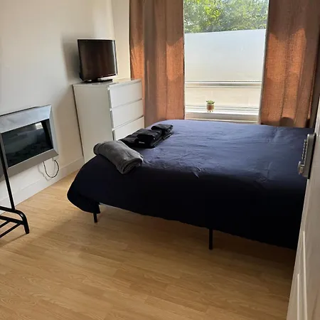 Apartment Newly Decorated Lovely Three Bedroom Flat