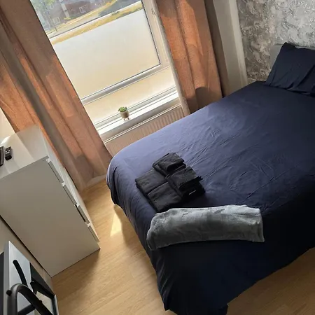 Newly Decorated Lovely Three Bedroom Flat * Birmingham